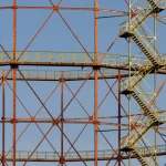 Escalier en métal sur structure industrielle rouillée