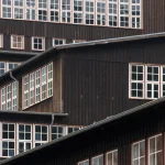 Façade de bâtiment en bois avec de nombreuses fenêtres