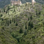 Ruines d'un château médiéval dans les montagnes verdoyantes