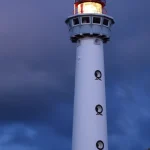 Phare illuminé au crépuscule