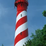 Phare rouge et blanc en spirale au milieu des arbres
