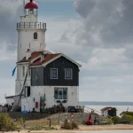 Phare au bord de la mer avec ciel nuageux