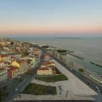 Vue aérienne de la côte et des bâtiments au crépuscule