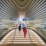 Escalier moderne avec personnes dans une architecture d'intérieur futuriste