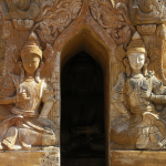 Sculptures ornementales de temple avec deux statues de divinités