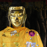 Statue dorée de Bouddha vêtue d'une robe jaune
