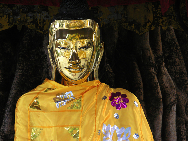 AKG9124594.webp Statue dorée de Bouddha vêtue d'une robe jaune – Image 1