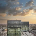 Immeubles modernes sous un ciel nuageux au coucher du soleil