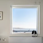 Vue sur la mer à travers une fenêtre intérieure