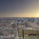 Vue aérienne d'un quartier d'affaires moderne au crépuscule