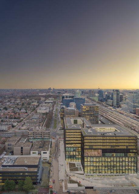 AKG9125567.webp Vue aérienne d'un quartier d'affaires moderne au crépuscule – Image 1