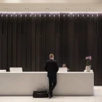 Homme d'affaires à la réception d'un bureau moderne