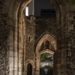 Ruines d'une Arche en Pierre la Nuit