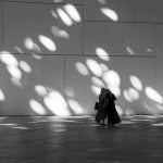 Deux femmes dans un hall illuminé par des ombres de lumière