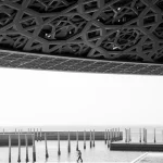 Personne Seule Sous Même Décoratif, Extérieur Moderniste