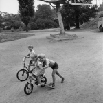 Enfants jouant près d'un avion de guerre en plein air