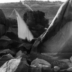 Voilier entre rochers sur un lac montagneux