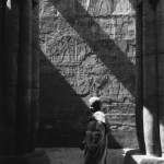 Personne près de colonnes et reliefs égyptiens
