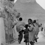 Enfants courant près des pyramides de Gizeh