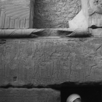 Homme devant la fresque égyptienne antique