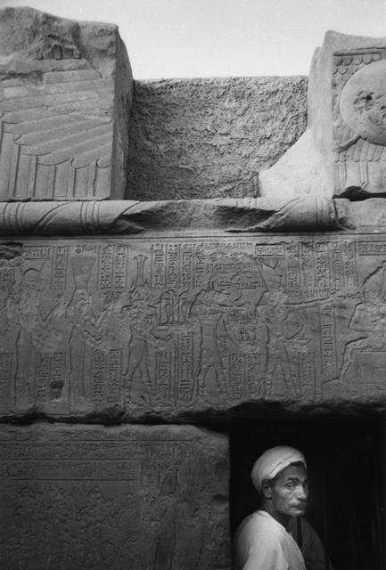 AKG916494.webp Homme devant la fresque égyptienne antique – Image 1