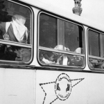 Passagers dans un bus avec vue sur un minaret