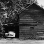 Voiture ancienne dans un garage en bois