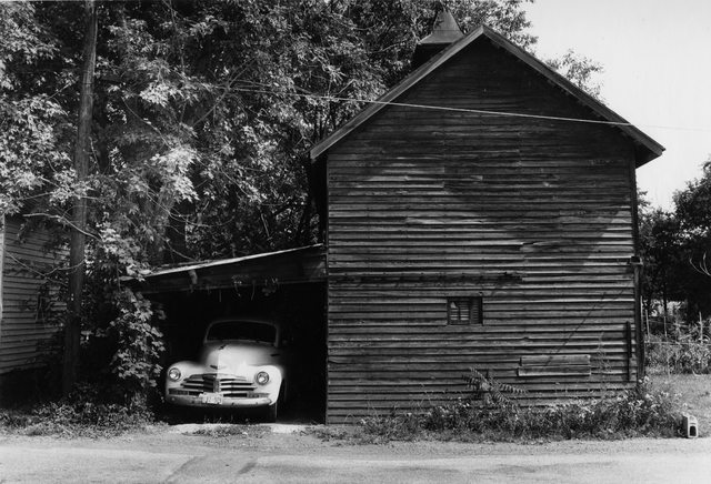 AKG916667.webp Voiture ancienne dans un garage en bois – Image 1
