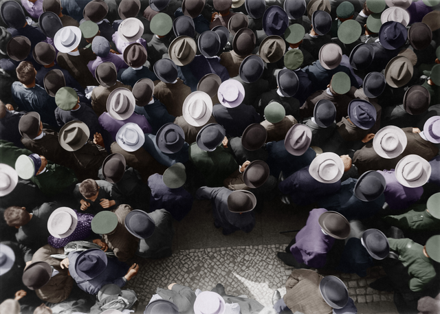 AKG916805.webp Crowd wearing hats seen from above – Image 1