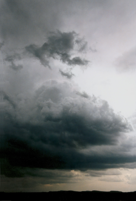 AKG924665.webp Nuages sombres avant une tempête – Image 1