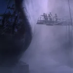 Travailleurs sur une plateforme de haute altitude dans une brume épaisse près d'un navire