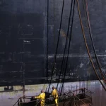 Travailleurs en hauteur sur un échafaudage suspendu