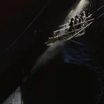 Travailleurs sur une plateforme dans une lumière tamisée