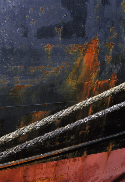 AKG925896.webp Coque de bateau rouillée avec cordages – Image 1