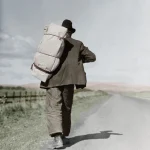 Voyageur solitaire sur une route de campagne.