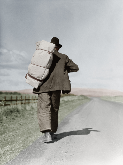 AKG927415.webp Voyageur solitaire sur une route de campagne. – Image 1
