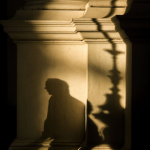 Ombre sur une colonne architecturale en lumière dorée