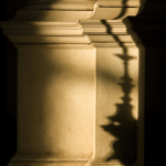 Ombres architecturales sur colonne en pierre