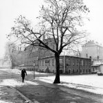 Personnemarchantdansunepetitevilleenneigéeennoiretblanc