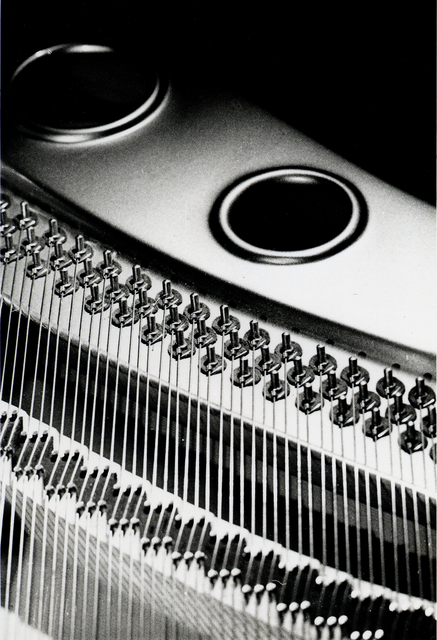 AKG942154.webp Vue rapprochée des cordes d'un piano – Image 1