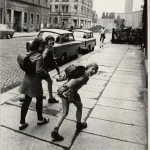 Enfants jouant dans la rue urbaine