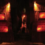 Personne marchant dans une ruelle éclairée de lumières rouges