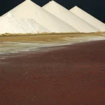 Montagnes de sel sous un ciel orageux