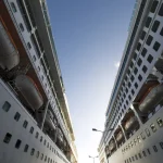 Entre Deux Navires de Croisière au Coucher du Soleil