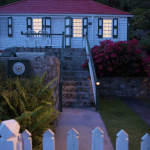 Petite maison de campagne avec jardin en soirée