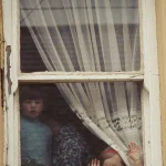 Enfants regardant par la fenêtre