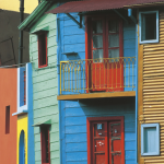 Façades colorées de maisons traditionnelles en Amérique du Sud