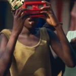 Enfant jouant avec un stéréoscope rouge