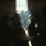 Groupe d'hommes discutant dans une pièce faiblement éclairée