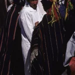 Fête traditionnelle avec hommes en vêtements traditionnels